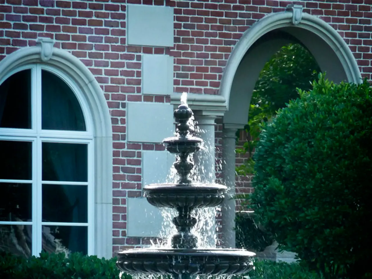 Spacious penthouse with stunning waterfront views, situated in a renovated mill on one of Britain's...