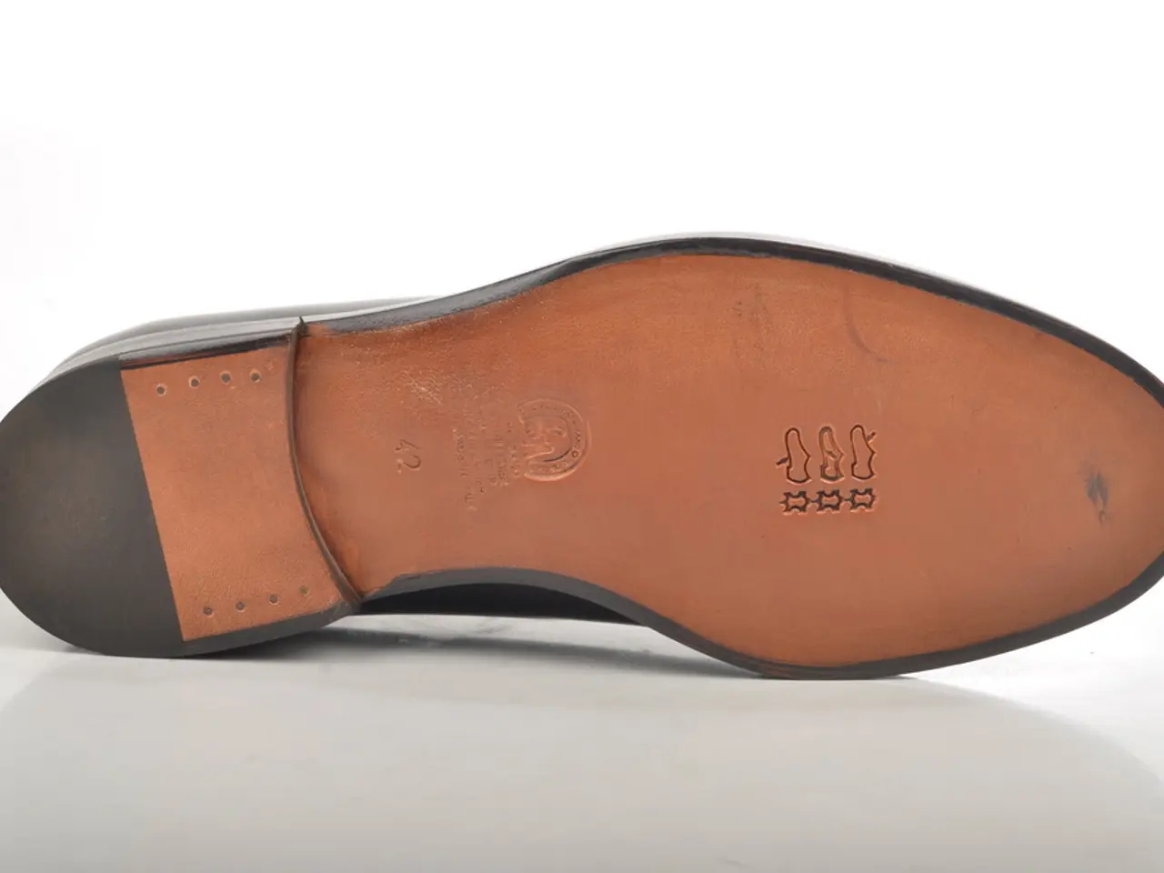 Using acetone to renew worn-out shoes, step-by-step guide