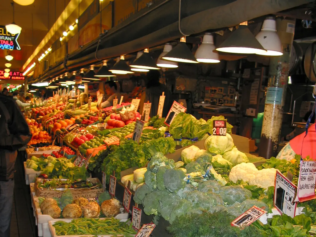 There are many baskets. On the baskets there are garlic, leafy vegetables, cabbages, broccoli and...