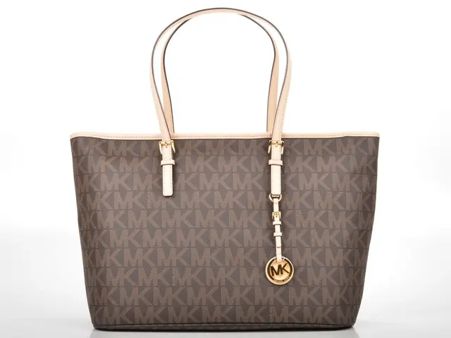 Mastering DIY Accessories: Step-by-Step Tutorial for Crafting Your Own Handbag in the USA, 2025...