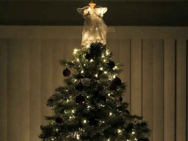 Crafting a Hiraze Ornament Using Ivy Berries: A Tranquil, Eco-Friendly Christmas Decoration