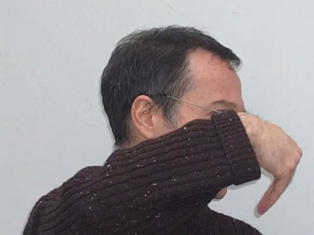 Methods for Dividing a Knitted Jumper Without It Fraying