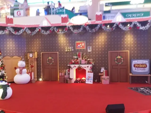 A Christmas art contest for children, orchestrated by the police, with the theme "The police rescue...