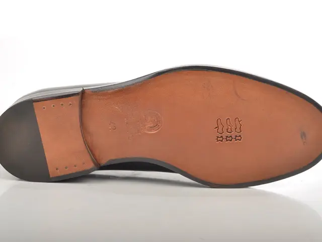 Using acetone to renew worn-out shoes, step-by-step guide